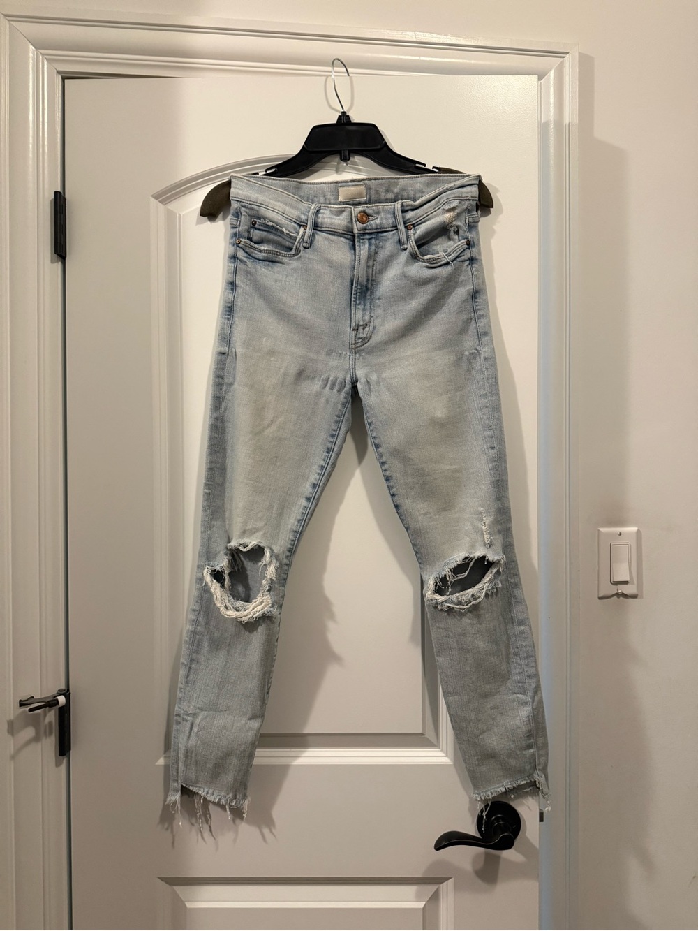MOTHER The Looker 
Ripped Jeans